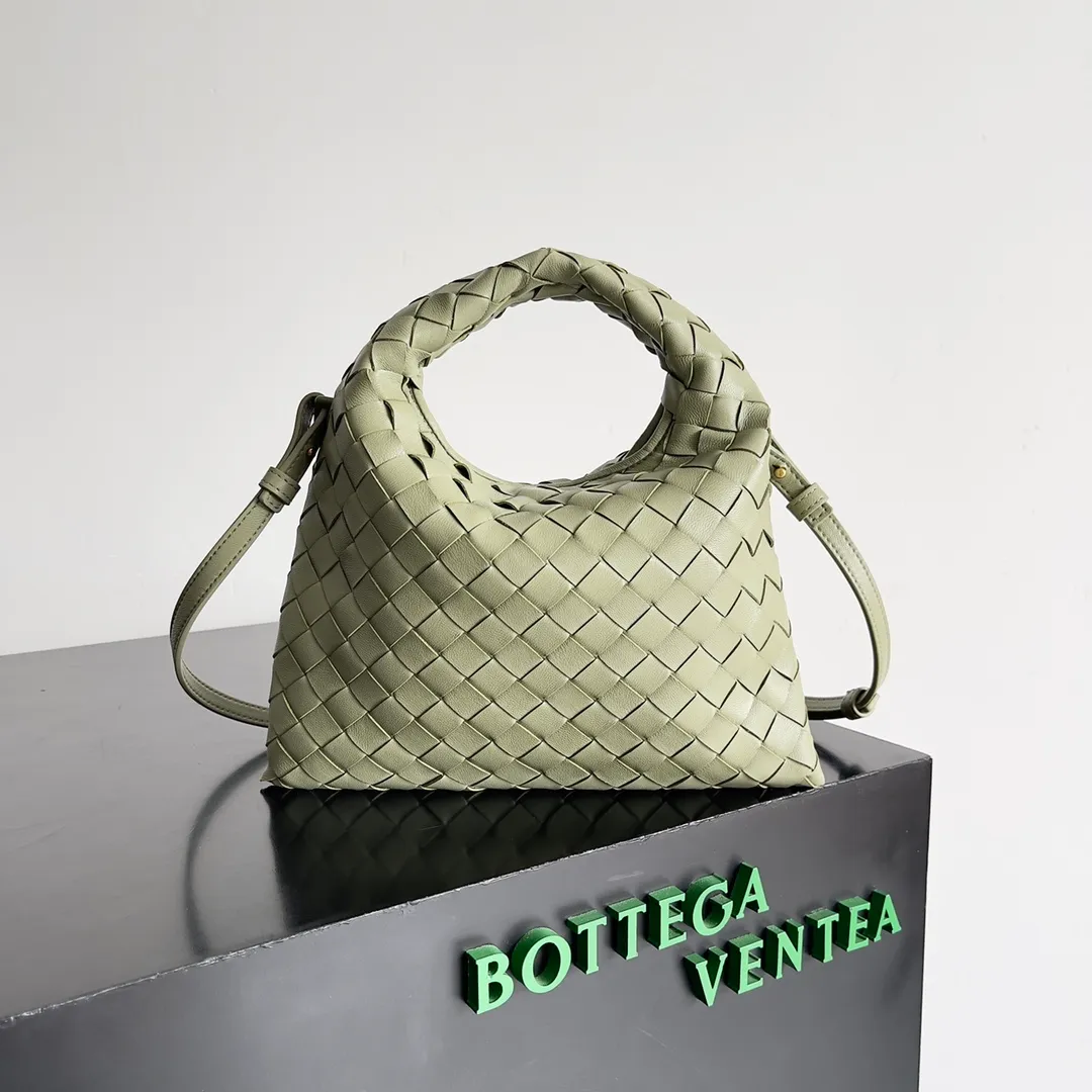 Batch 1400 BV 24 early spring new mini Hop has finally arrived! ! ! The small one is really exquisite and textured, and the calf leather really shows off your temperament! ! ! Its shoulder strap is detachable, so it can be carried by hand or worn cross-body, which is really very practical! Moreover, the 15ProMax mobile phone can also be placed, so there is no need to worry about the problem of not being able to place the mobile phone. 📱 Style number: 777586 Size: 25.5*14.5*11cm